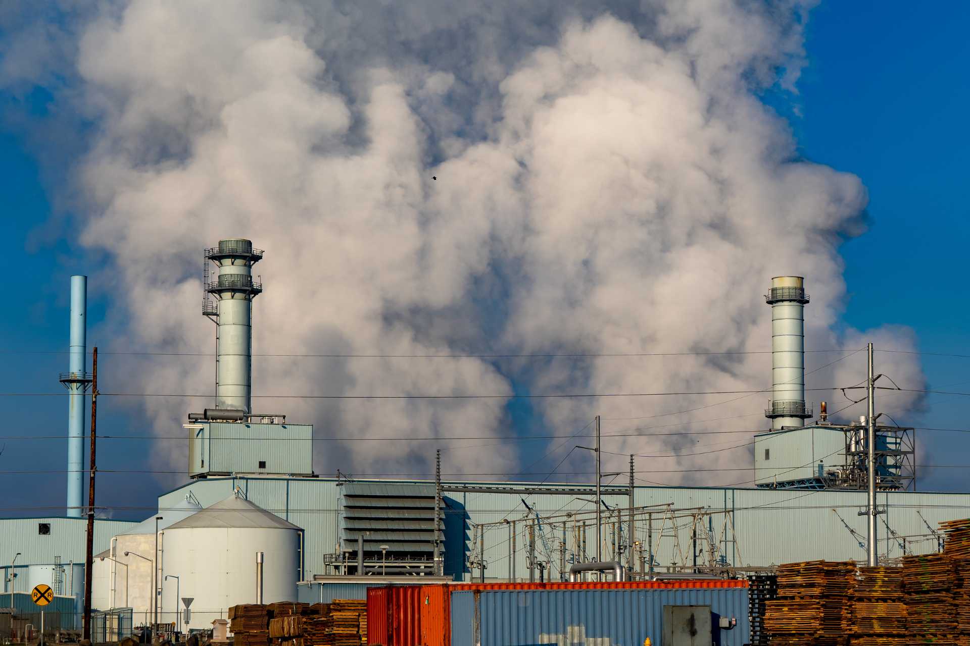 Coal burning power plant emits pollution including climate changing greenhouse gases. (photo credit: Bob Pool)