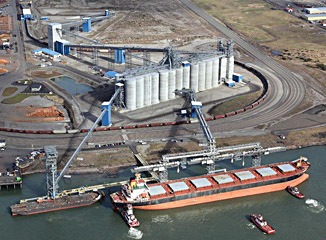 ITOCHU's Export Grain Terminal (EGT pictured here) supplies grains and oilseeds to users in the Asian markets, including Japan and China. This terminal possesses the largest unloading and shipping capacity with the rail loop track system and a state-of–the-art loading facility.
