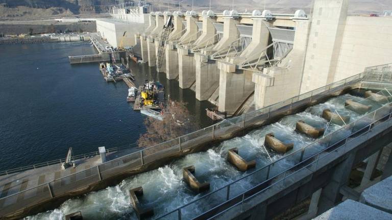 An estimated 100 gallons of turbine oil has slowly spilled into the Snake River at Lower Monumental Dam near Kahlotus. (Courtesy Army Corps)