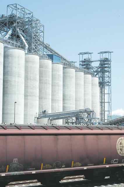 he Export Grain Terminal has 36 elevators, with a capacity of 4.74 million bushels and able to unload at the rate of 120,000 bushels an hour. Grain has accounted for a large part of the increased tonnage at the Port of Longview.