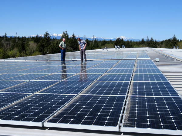 The new community solar array on the roof of a Mason County PUD #3 building in Shelton, Washington.