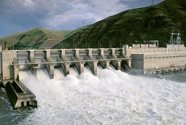 Lower Granite Dam & hydro-electric plant on the Snake River, Washington, USA.  Proposed for removal to aid salmon recovery. (Greg Vaughn)